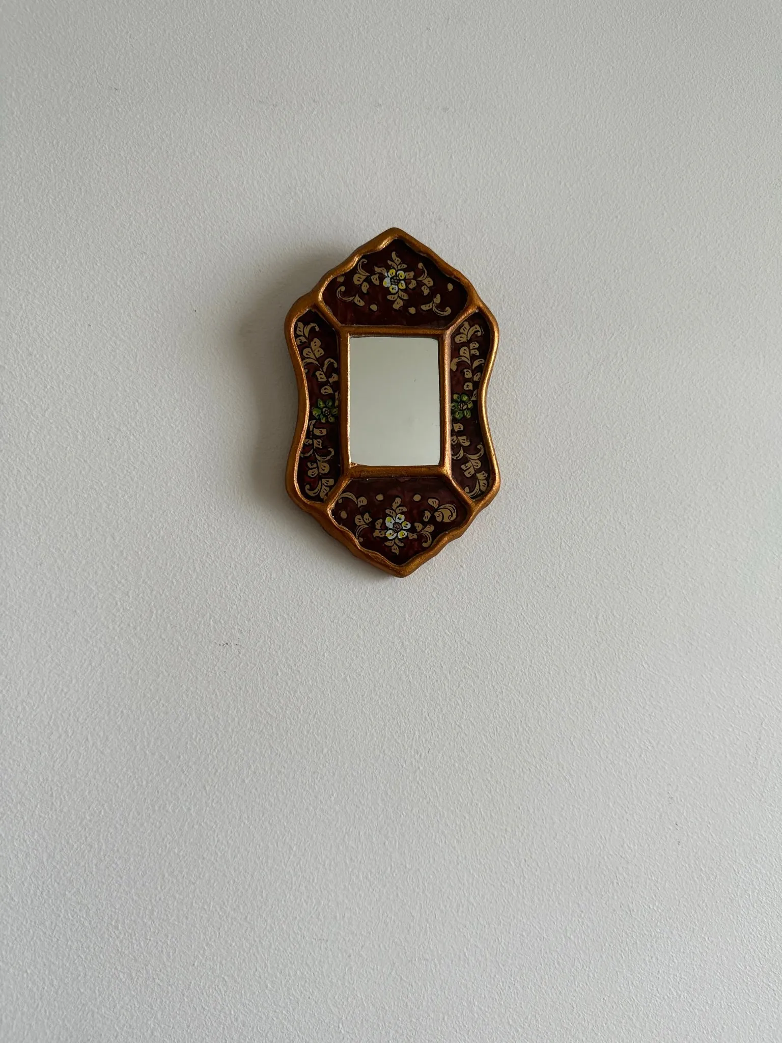 Miroir péruvien émaillé or et marron glacé