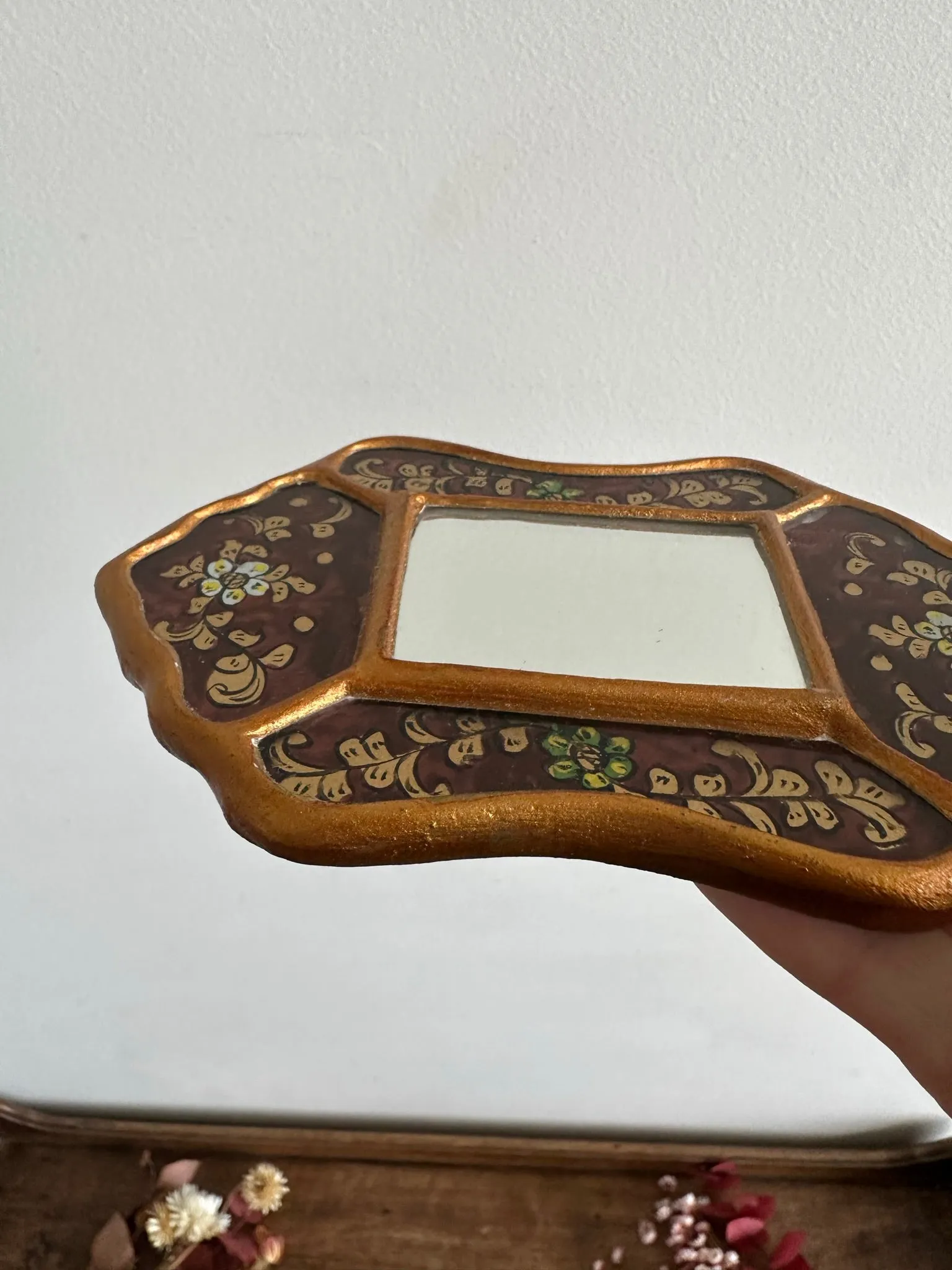 Miroir péruvien émaillé or et marron glacé