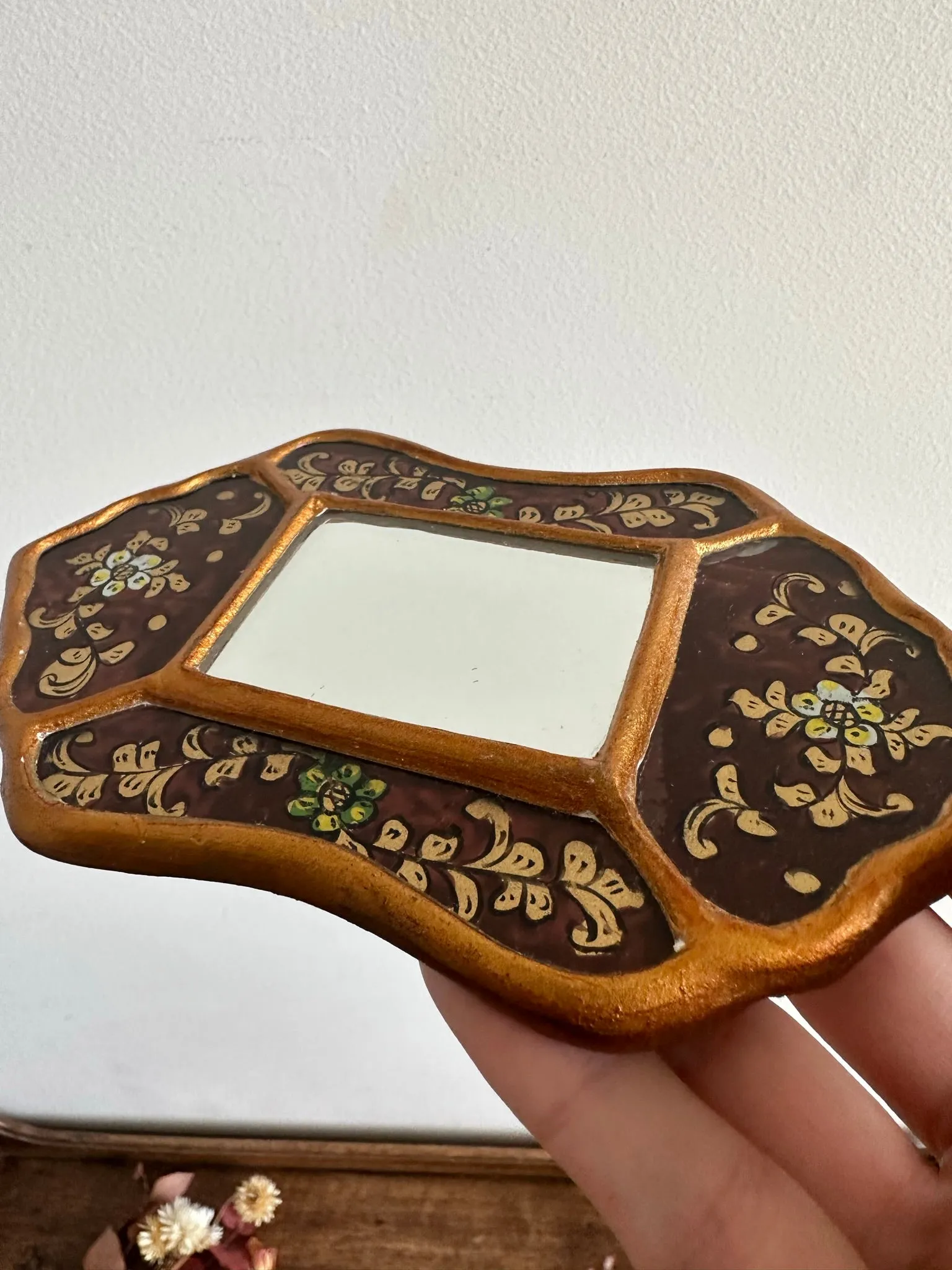 Miroir péruvien émaillé or et marron glacé