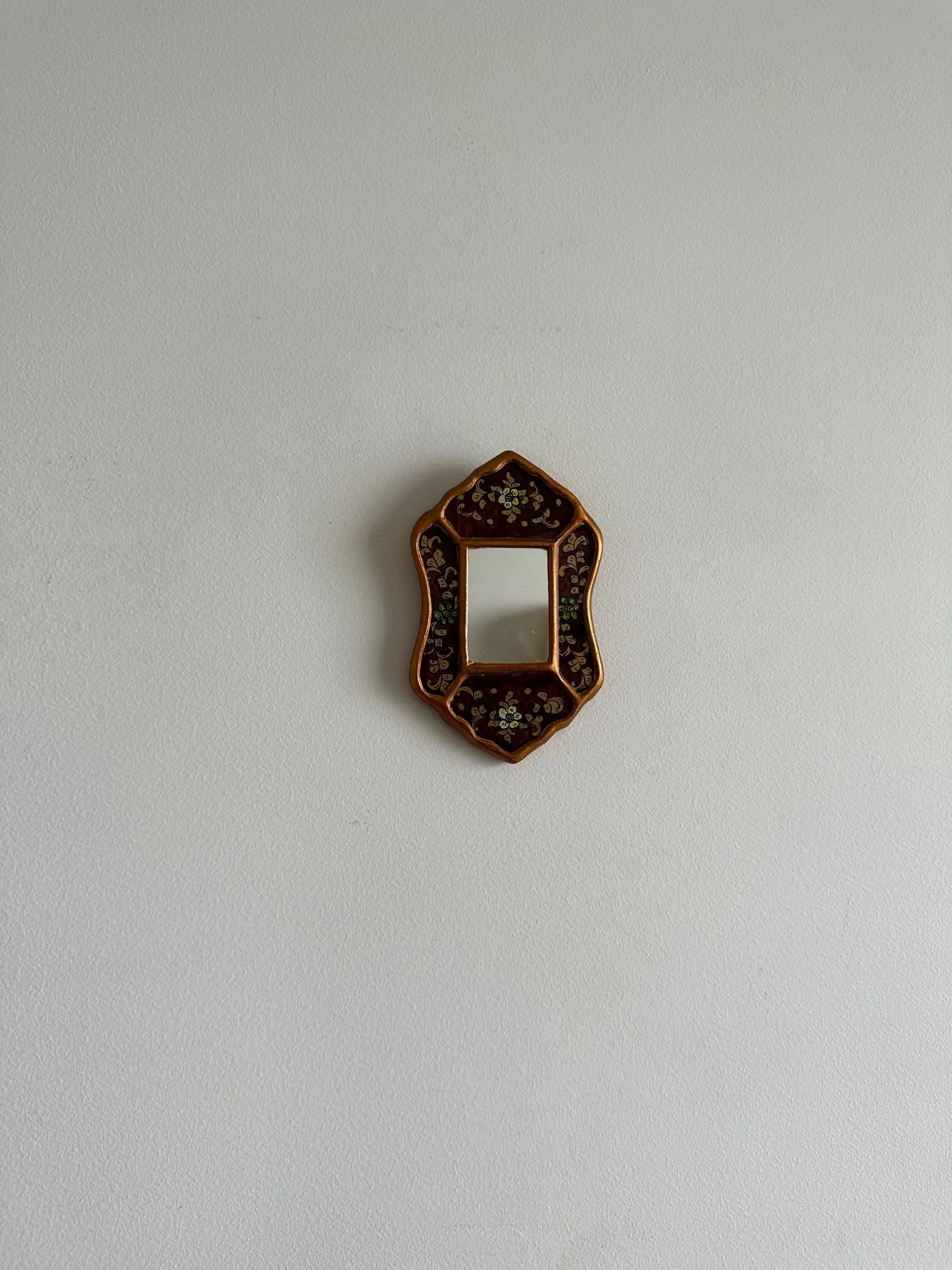 Miroir péruvien émaillé or et marron glacé