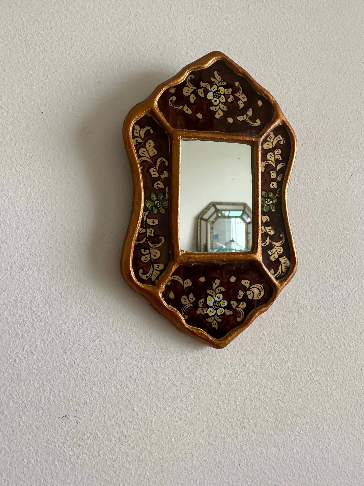 Miroir péruvien émaillé or et marron glacé