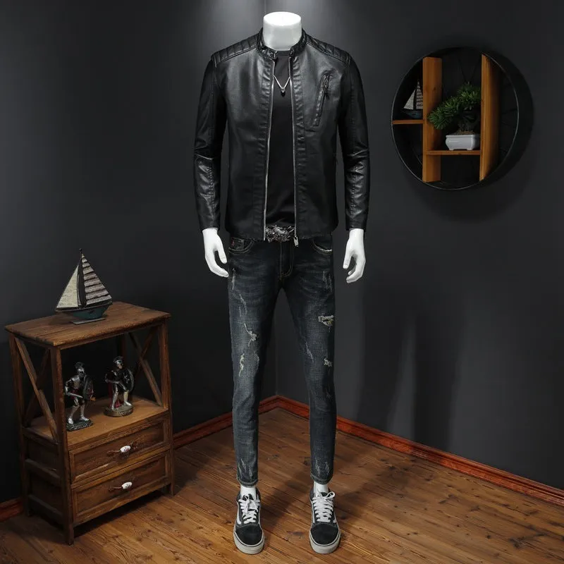 Roupa de couro plus size para o outono com gola alta.
