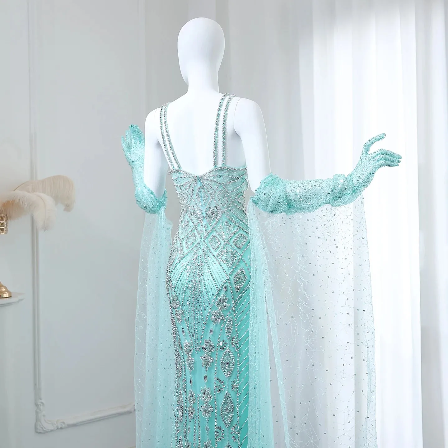 Vestido de Festa Longo Decorado com Strass e Luvas Adornadas