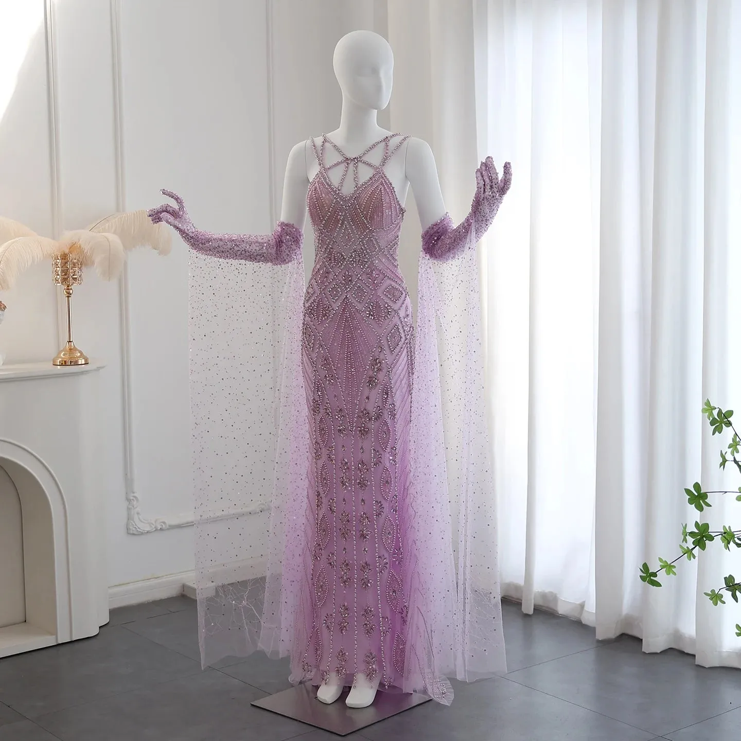 Vestido de Festa Longo Decorado com Strass e Luvas Adornadas